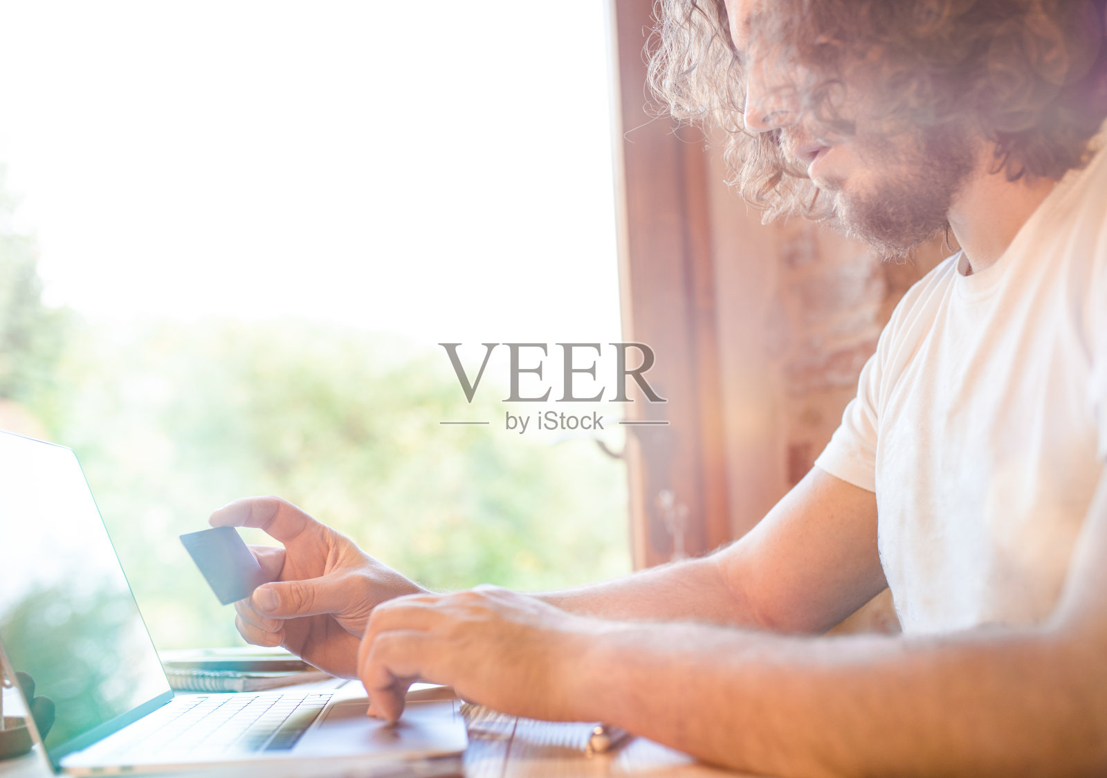 男子使用信用卡在线购物照片摄影图片