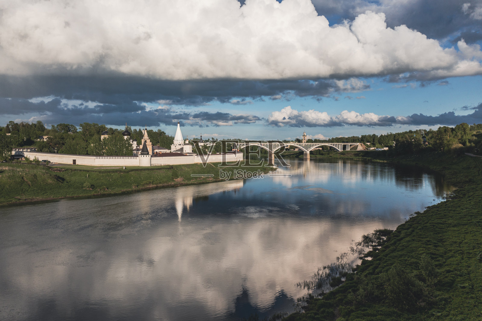 鸟瞰图，在阳光明媚的夏日，圣母升天寺。俄罗斯特维尔州的斯塔里察。照片摄影图片