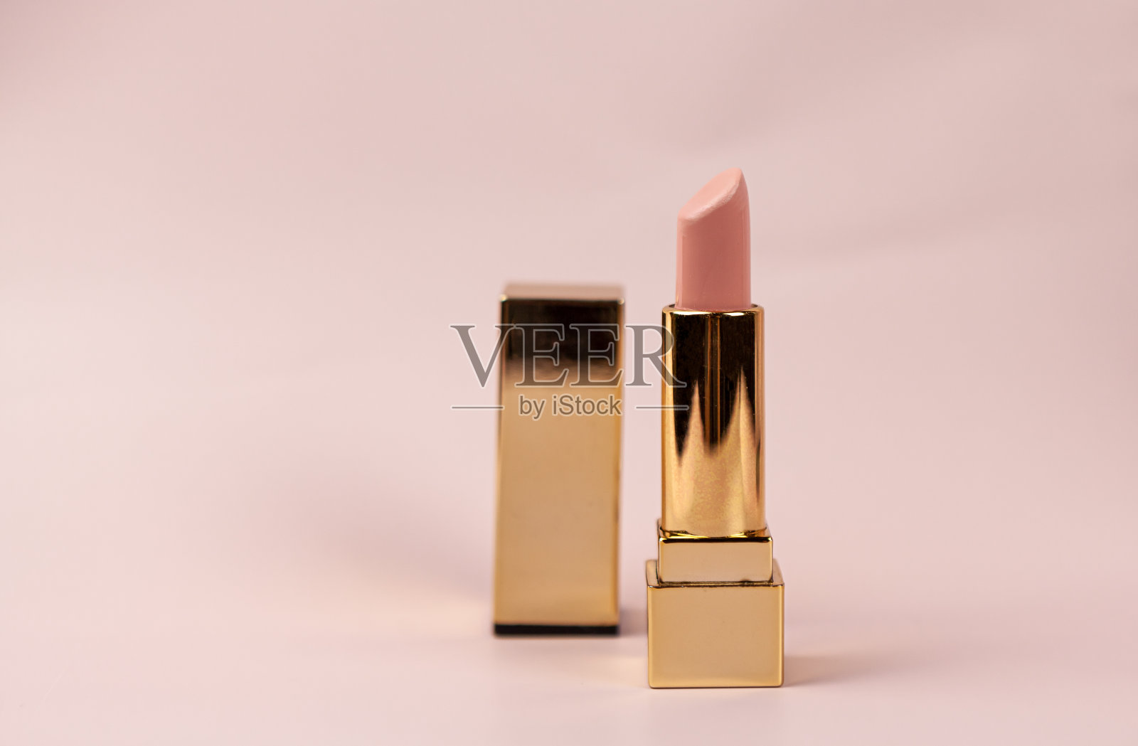 美丽的现代最小裸唇膏化妆化妆米色背景照片摄影图片