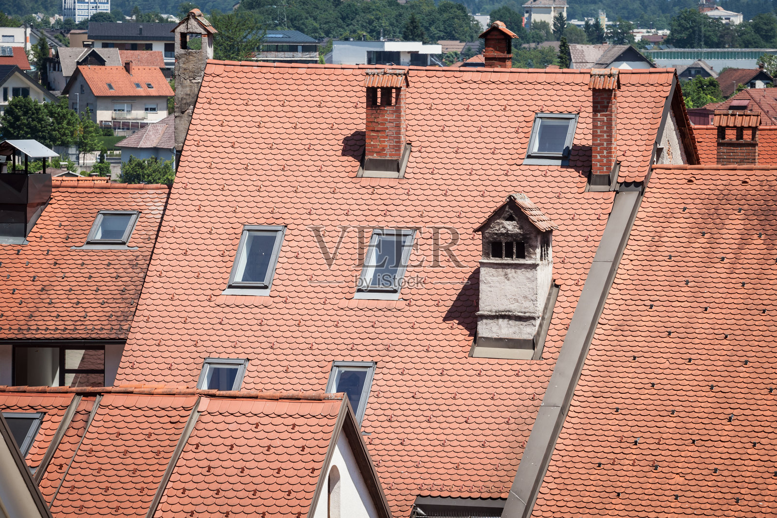 靠近一个最近翻新的中欧的屋顶，在一个旧住宅建筑上，有全新的屋顶窗户，也称为天窗，旨在为阁楼提供光线。照片摄影图片