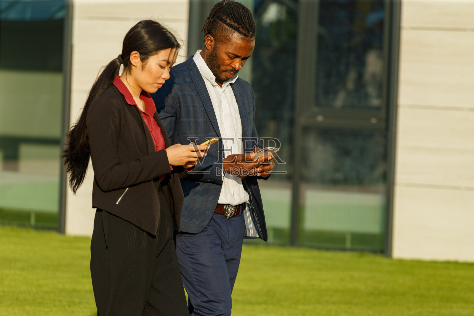 非裔美国男人和亚洲女人通过电话上网照片摄影图片