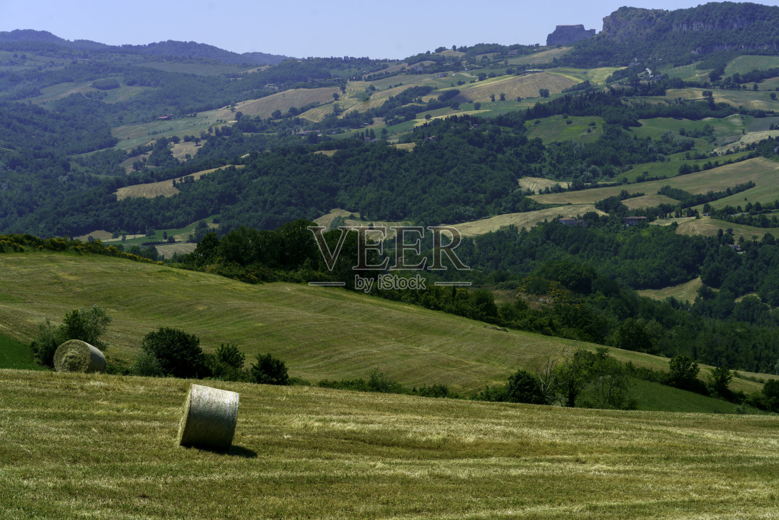 埃米利亚-罗马涅的维鲁奇奥和圣马力诺附近的乡村景观照片摄影图片