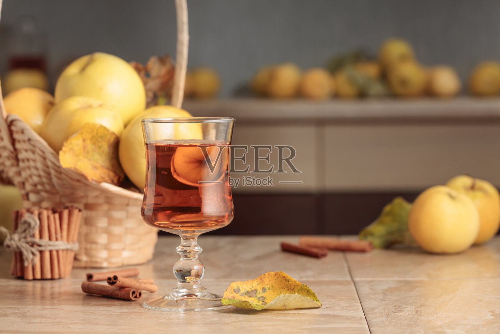 苹果汁和新鲜苹果。照片摄影图片