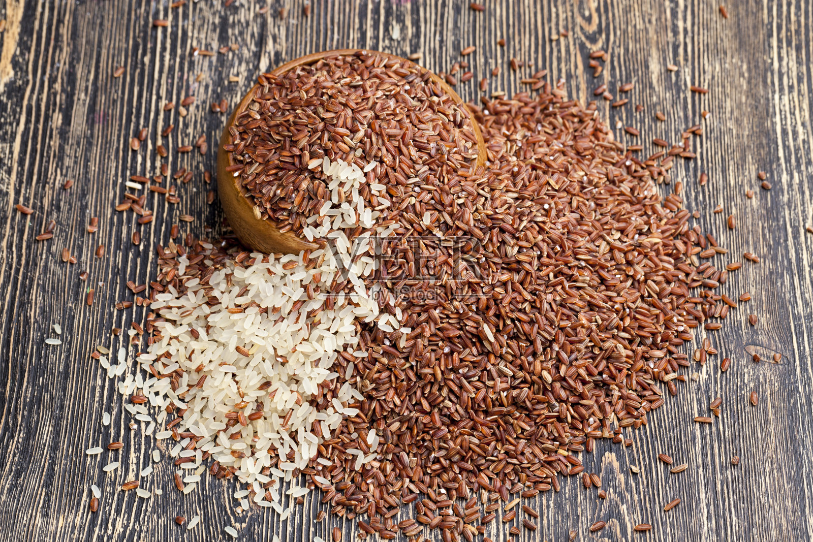 在烹饪前将几种类型的米饭混合在一起照片摄影图片