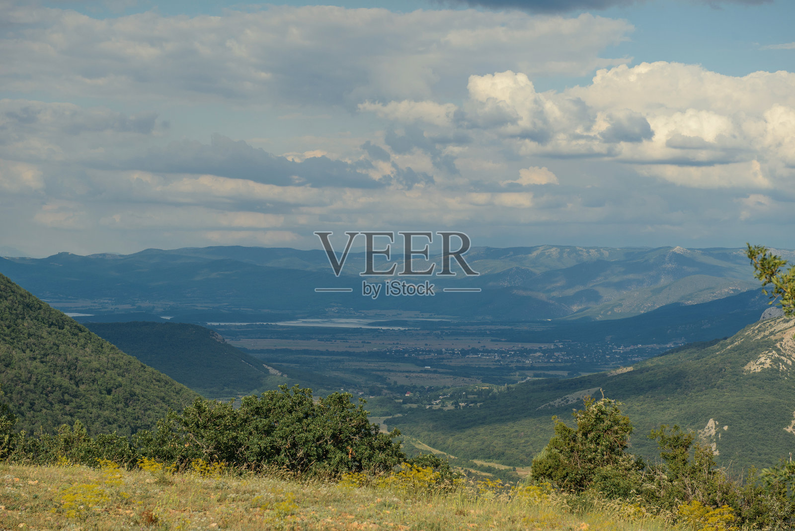 从克里米亚Kaydar山谷高处俯瞰。在远处你可以看到群山的轮廓。有纹理的天空布满了云彩照片摄影图片