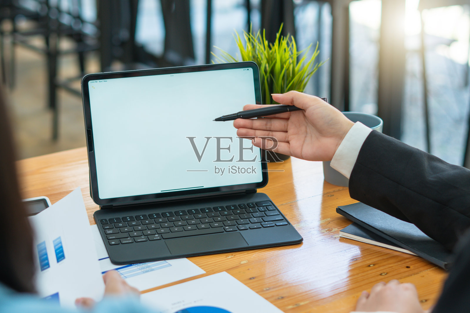 近距离观察会计或财务督察的手制作报告、计算或核对余额。家庭理财、投资、经济、储蓄或保险概念。照片摄影图片