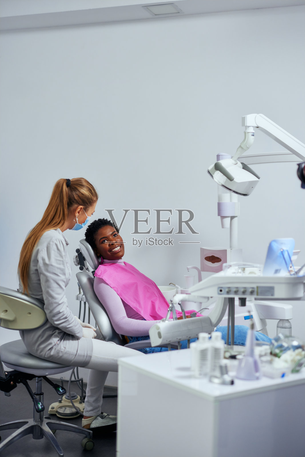 一位非洲妇女正在咨询她的牙医照片摄影图片