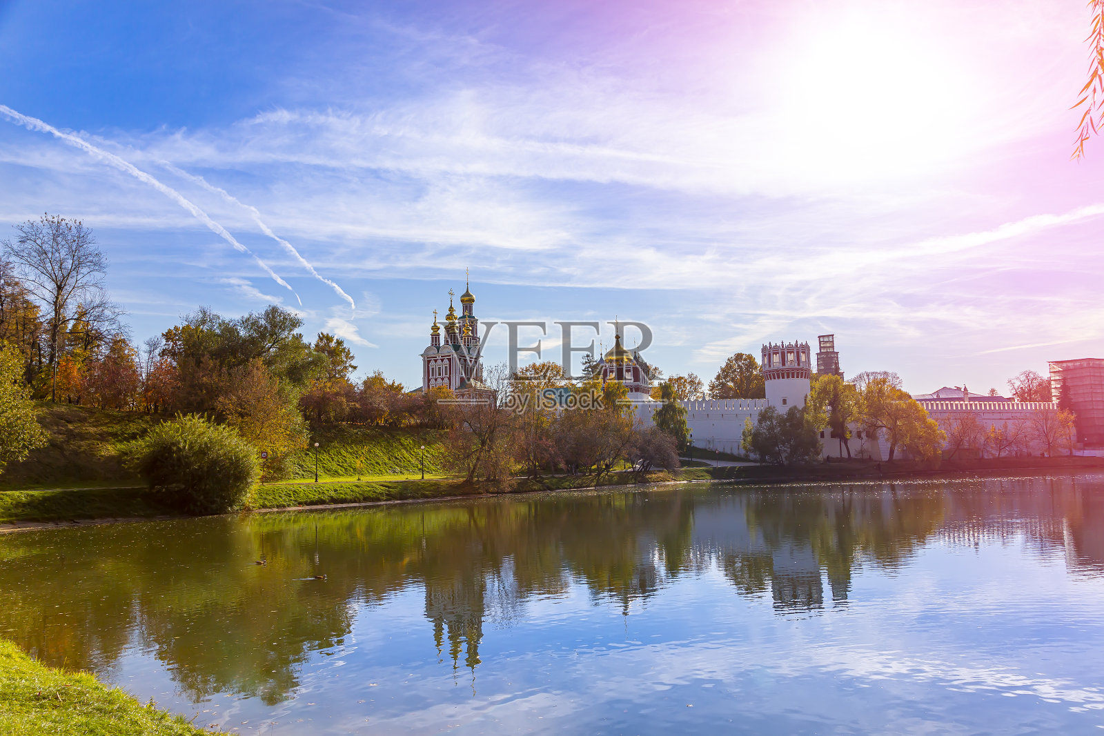秋日阳光明媚，新圣女修道院(bogoroditz - smolensky修道院)和大池塘。莫斯科,俄罗斯。联合国教科文组织世界遗产照片摄影图片