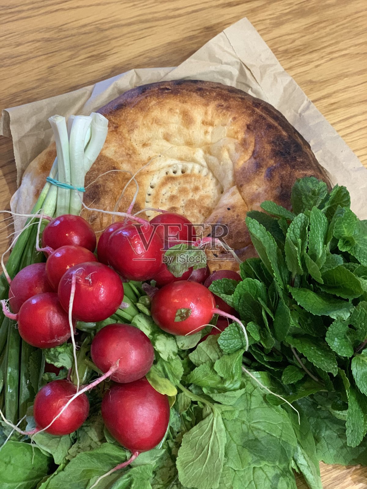 面包绿色和红色的蔬菜照片摄影图片