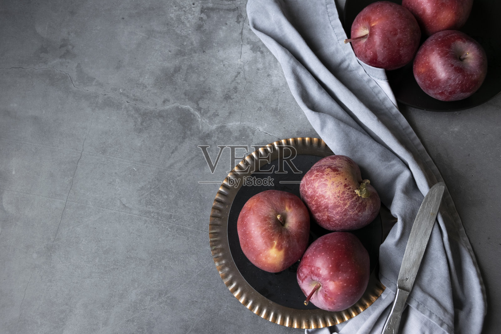 桌子上有红苹果。暗情绪食品摄影照片摄影图片