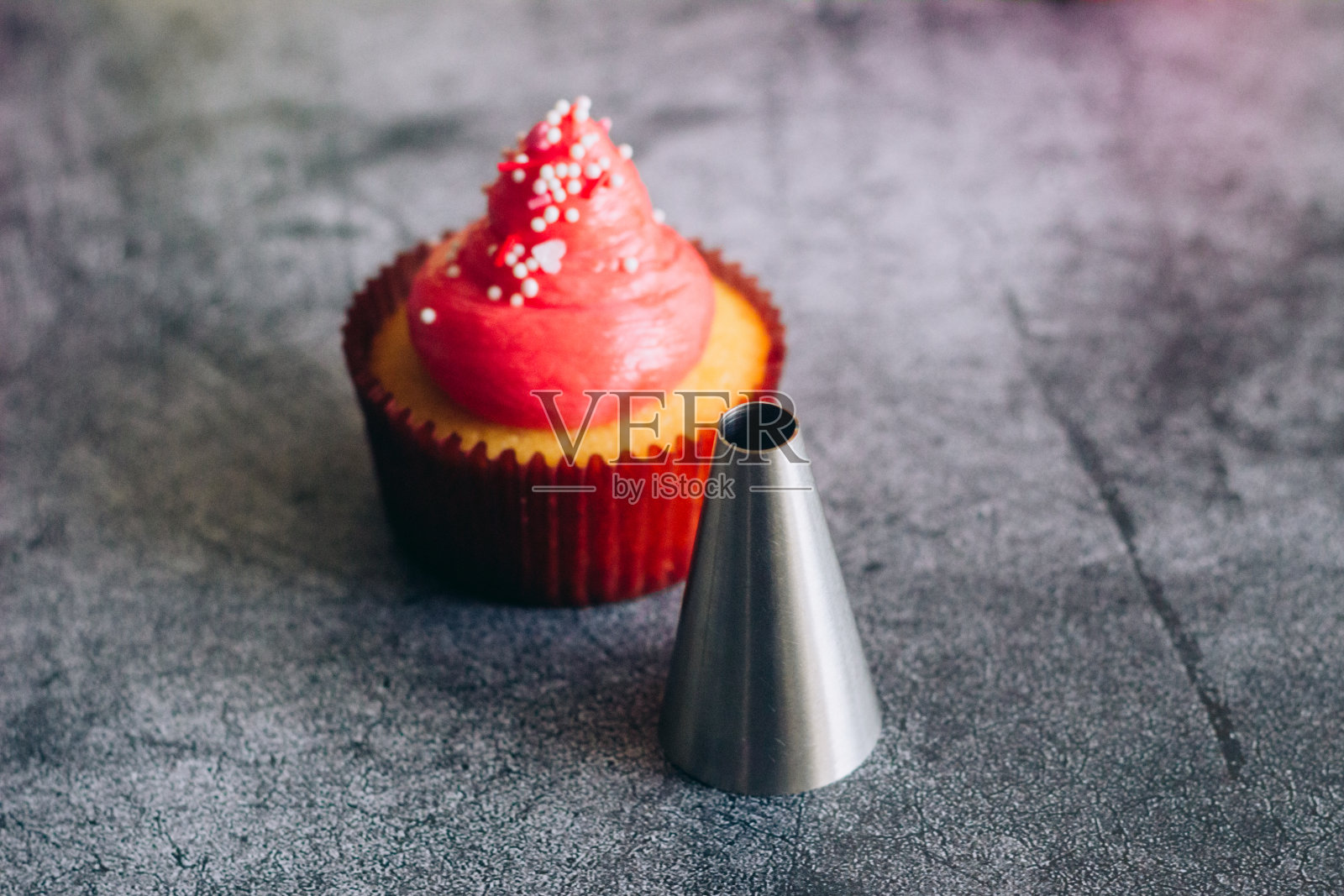 美味的蛋糕。纸杯蛋糕和奶油糖果附件照片摄影图片