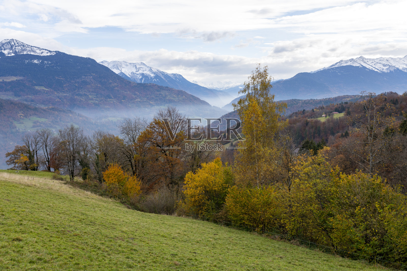 法国阿尔卑斯山秋天的山景照片摄影图片