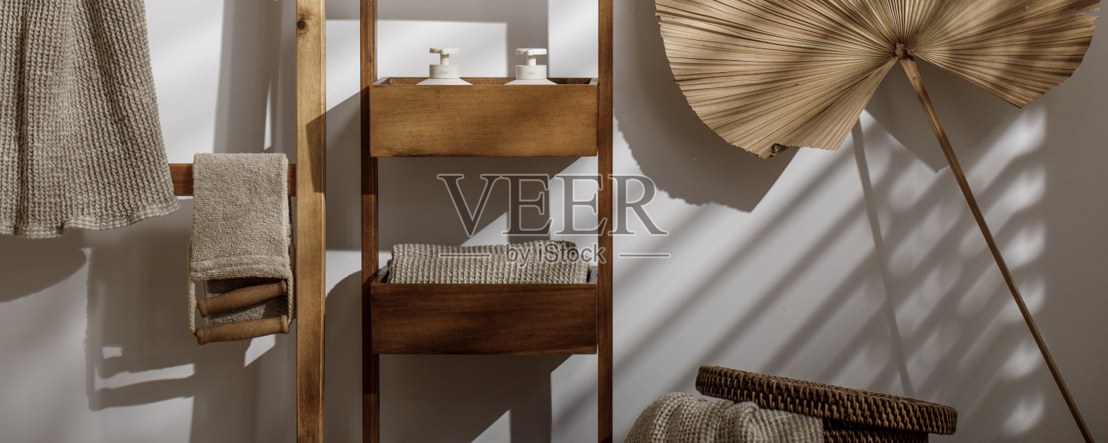 有机华夫格亚麻毛巾，现代浴室室内零浪费配件。日常身体护理，水疗和健康零浪费浴室概念照片摄影图片