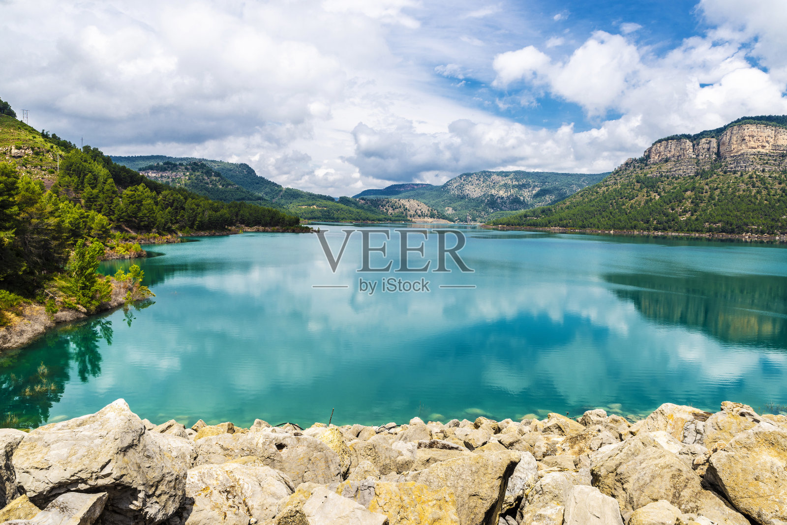 阿诺斯水库在普埃布拉德阿诺索和蒙塔内霍斯，西班牙。照片摄影图片