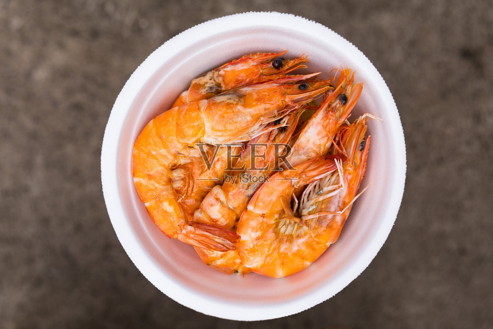 泡沫碗里的烤虾。照片摄影图片