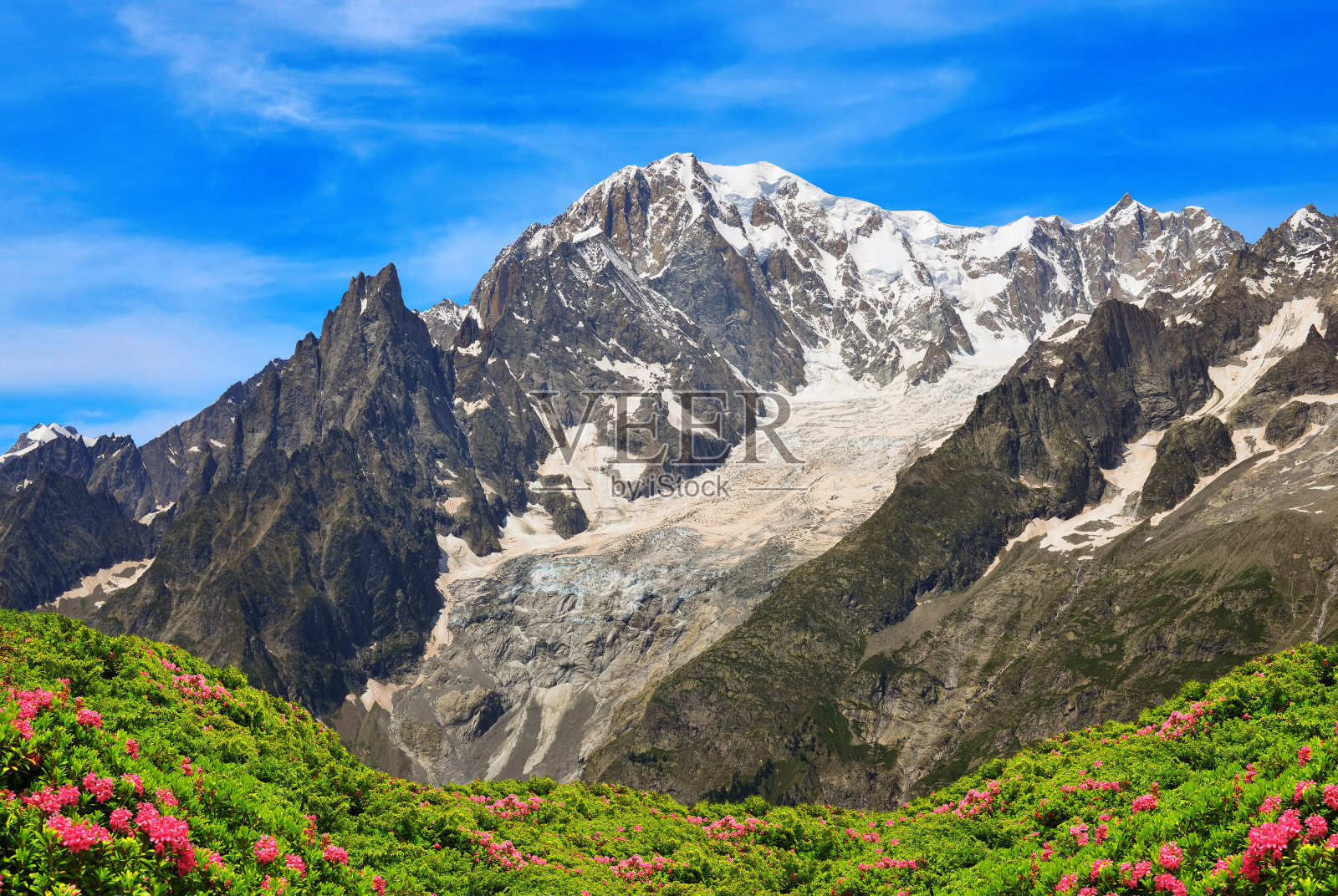 意大利奥斯塔山谷勃朗峰(比安科山)的景色。照片摄影图片