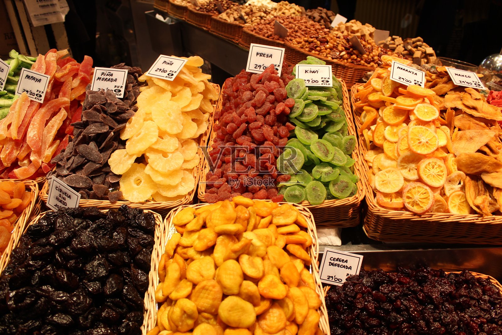 市场上一筐筐干果照片摄影图片