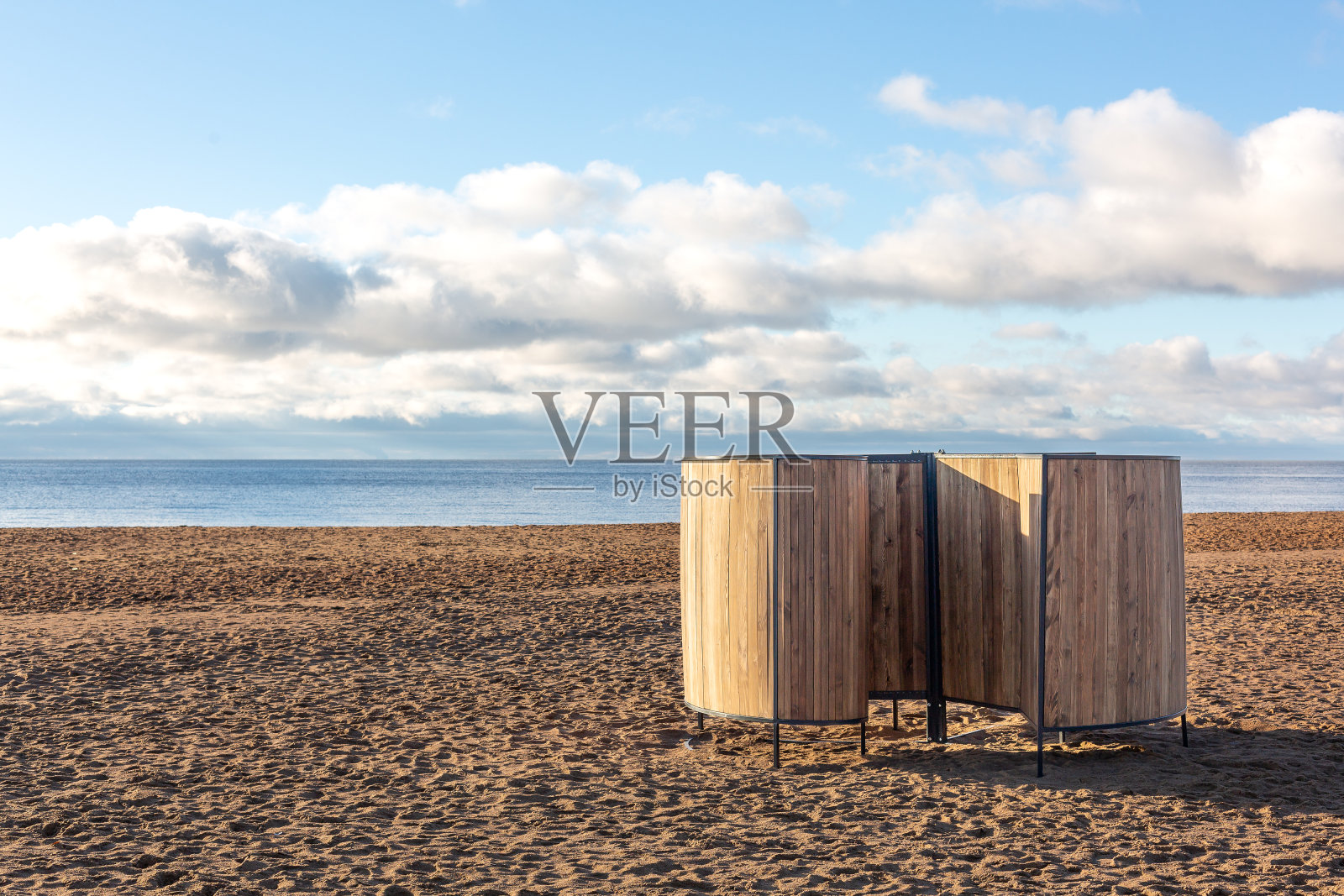 海边空海滩上的一个换衣间。夏季结束的概念照片摄影图片