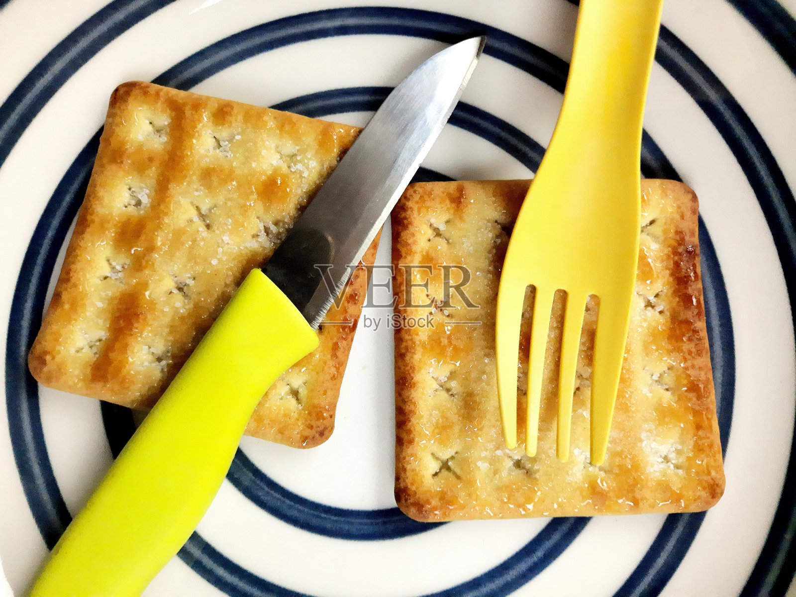 因为新冠肺炎，不能吃手指食物。照片摄影图片