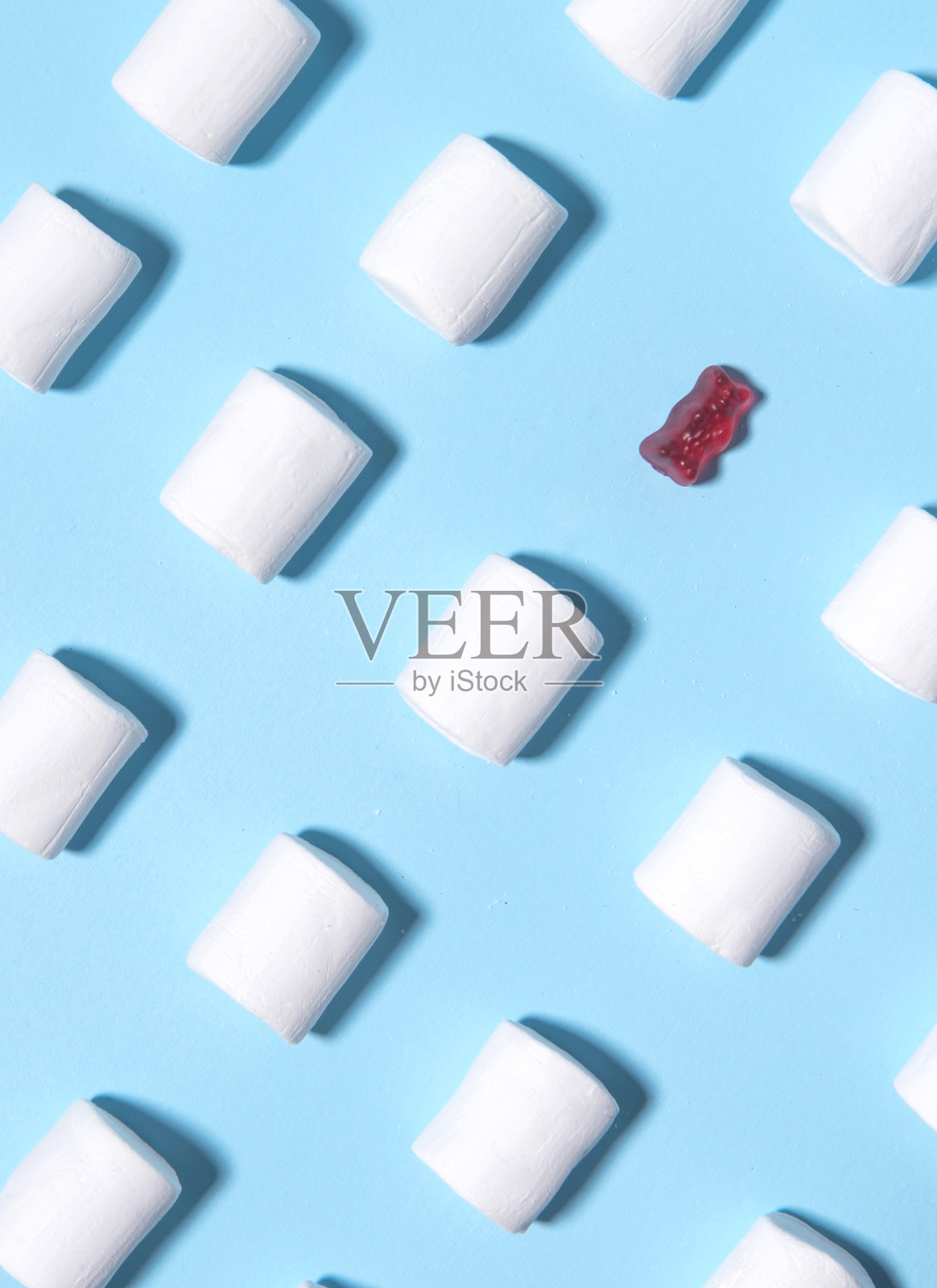 糖果棉花糖在蓝色的桌子背景。照片摄影图片