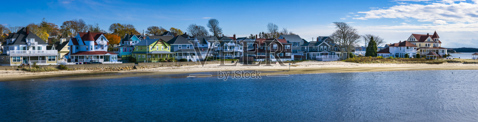 海湾沿岸的小旅馆照片摄影图片