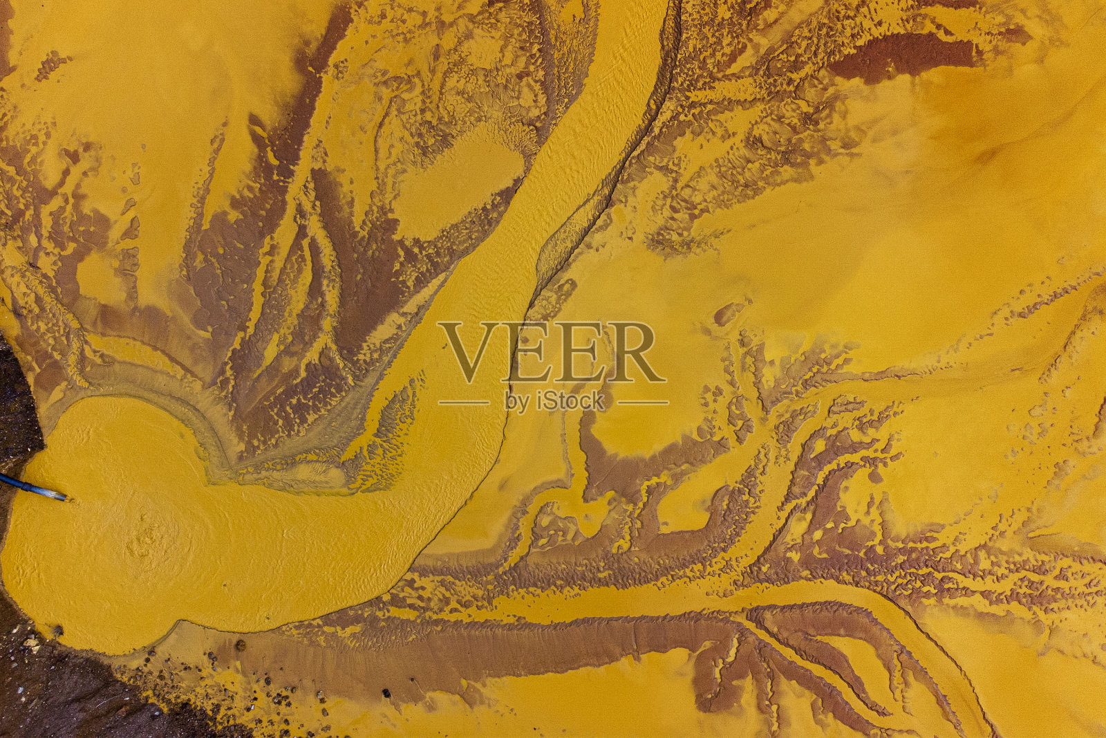 砾石和砂石露天开采，带黄色沉积物的池塘-鸟瞰图照片摄影图片