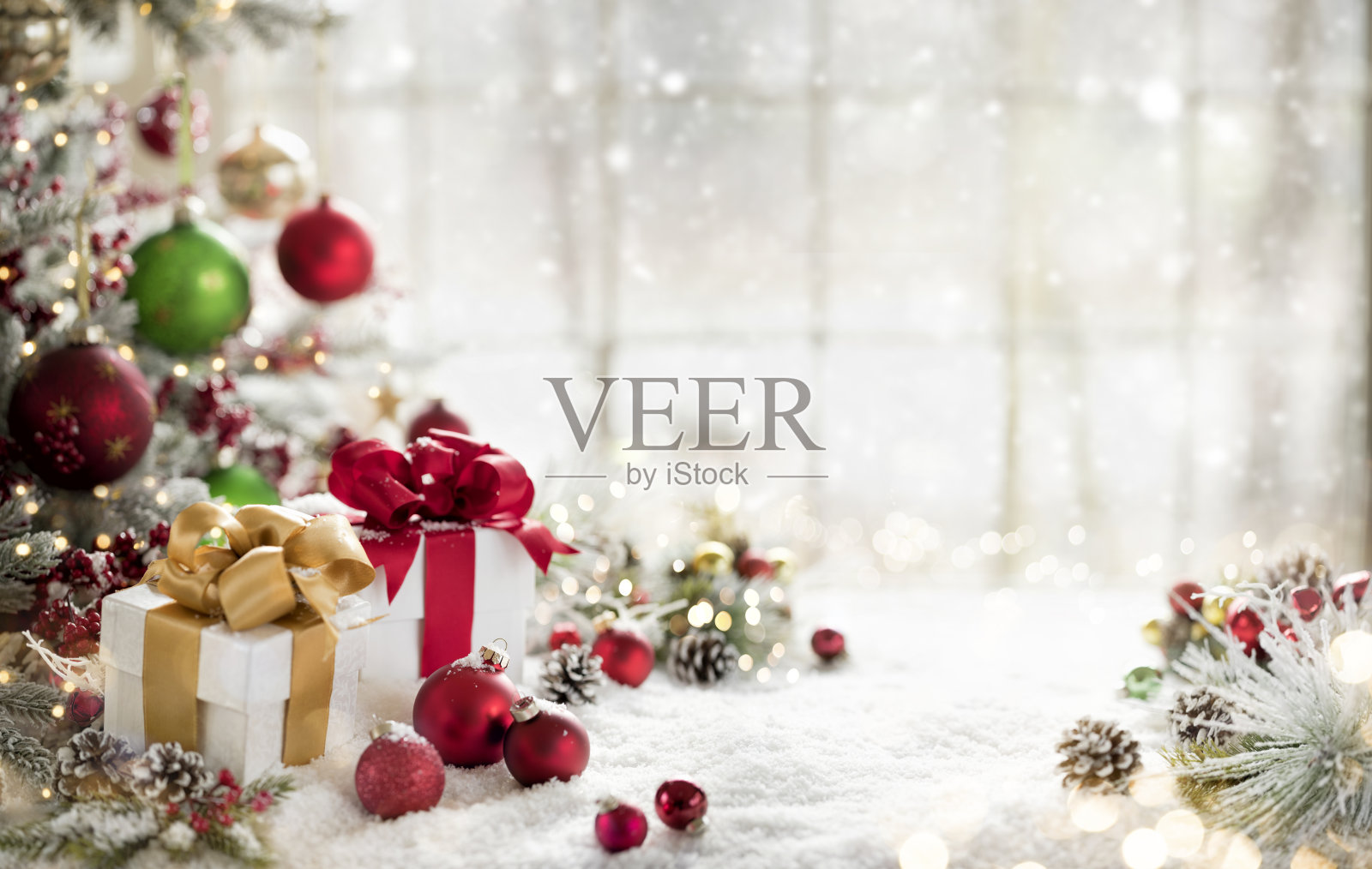 圣诞树与礼物在冬季背景。照片摄影图片