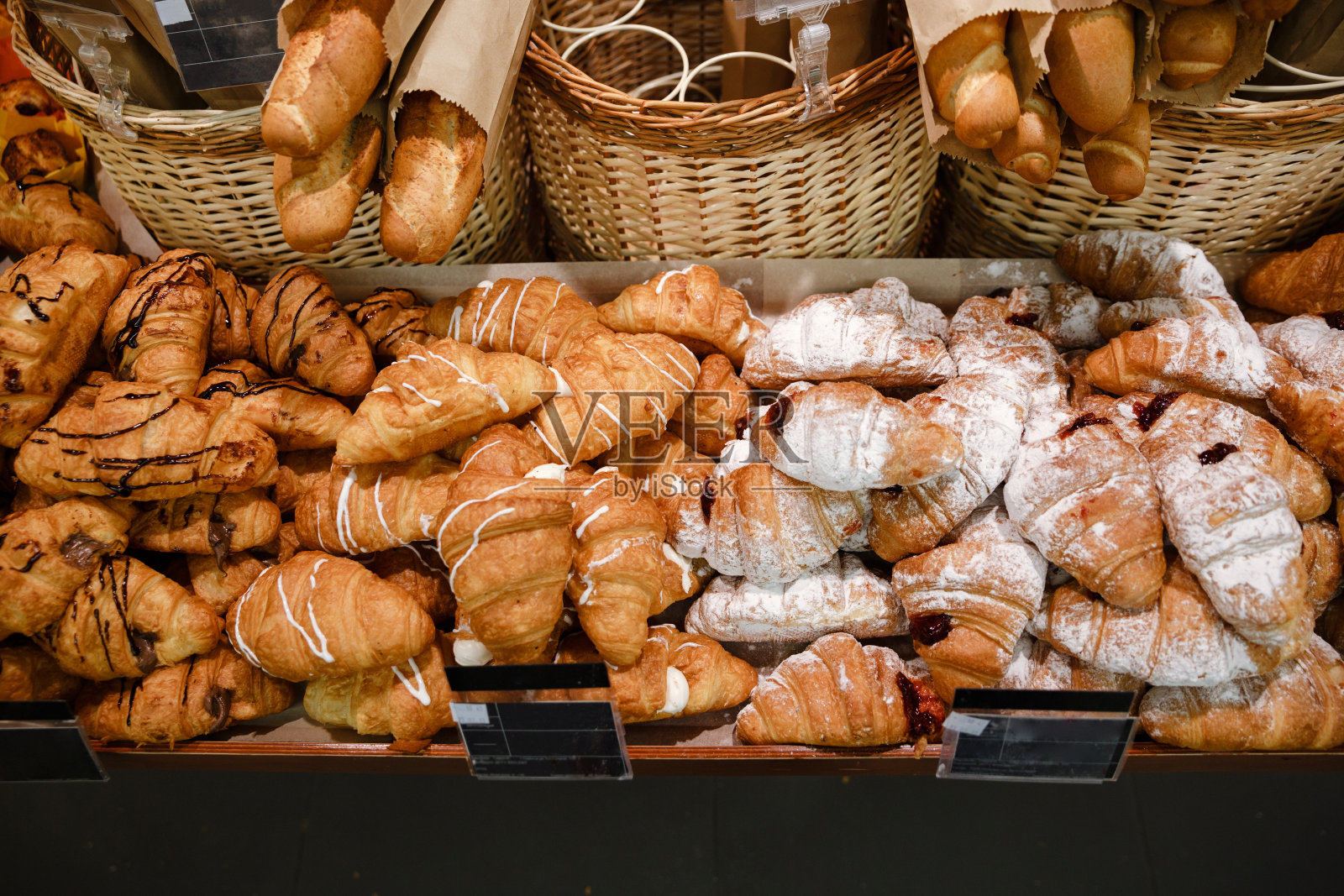 超市面包店里的甜羊角面包照片摄影图片