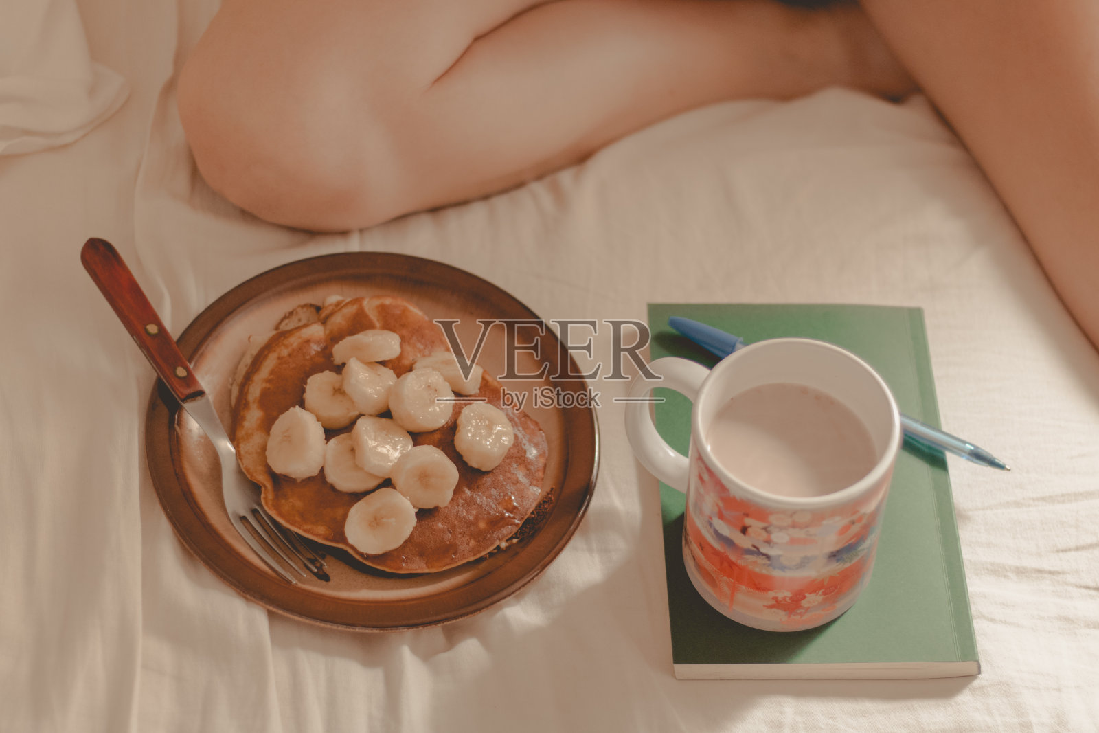 早餐在床上照片摄影图片