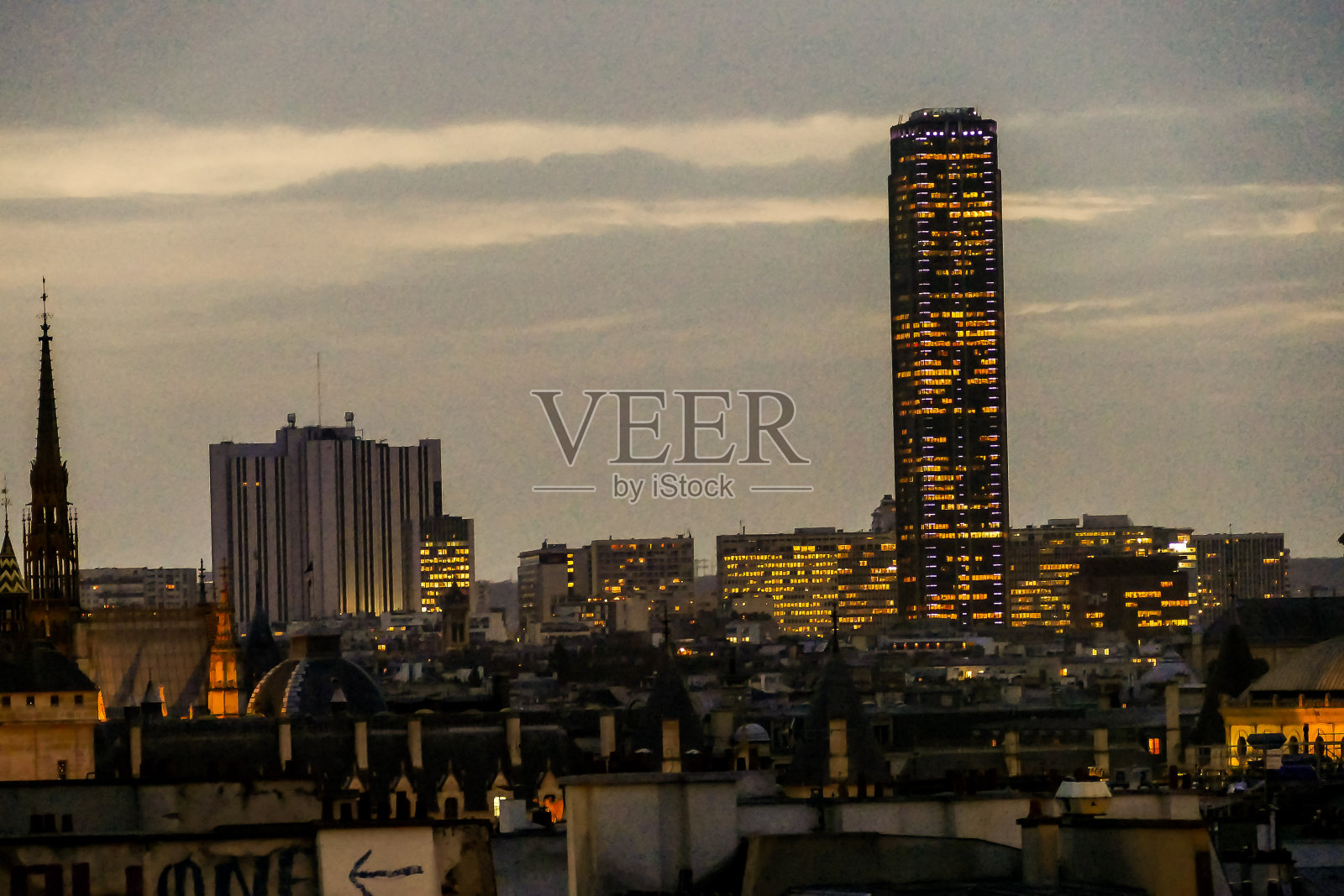 从蓬皮杜中心俯瞰巴黎的夜景，巴黎大都会的美丽全景照片摄影图片