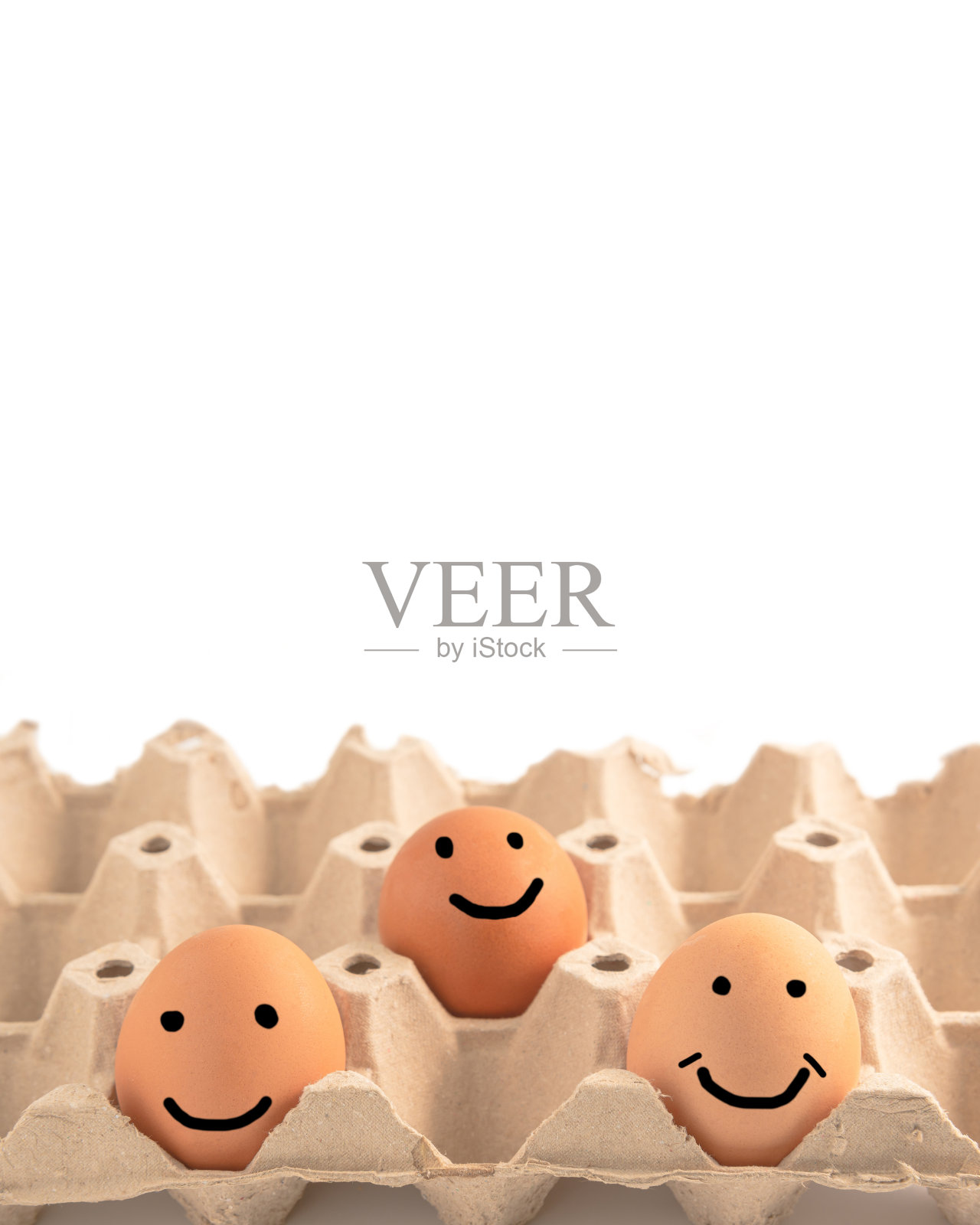 微笑的鸡蛋在纸板箱。照片摄影图片