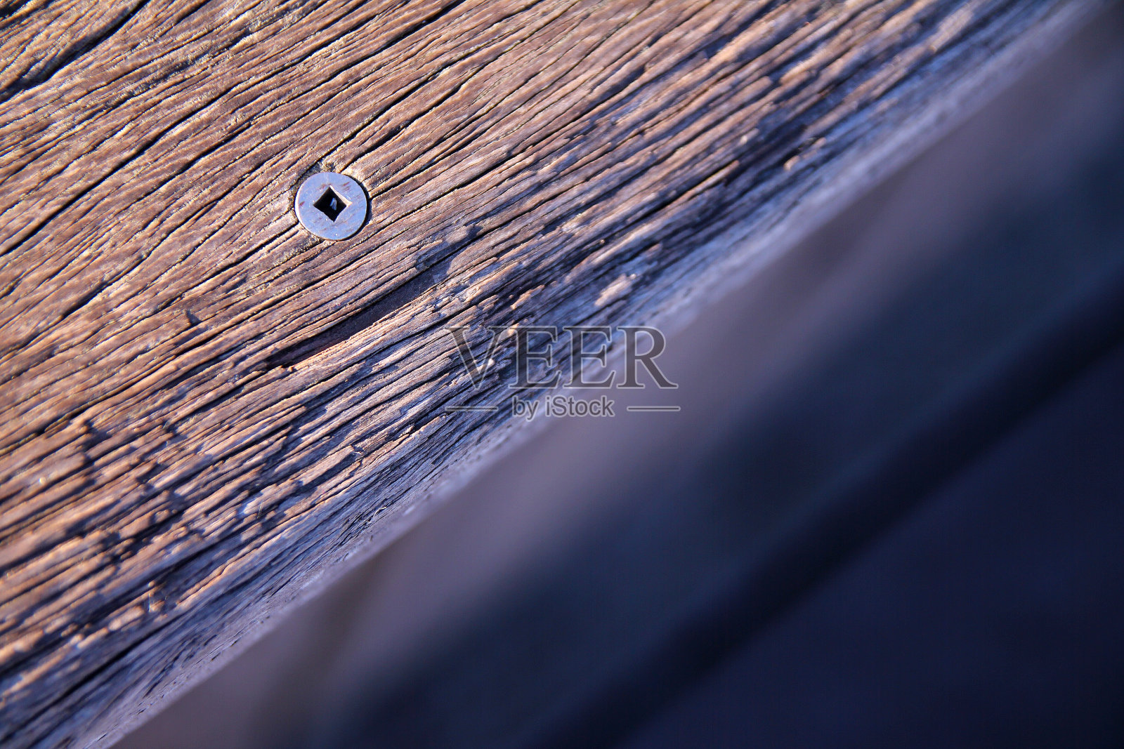 近距离观察海边一个历史悠久的码头上用螺丝钉固定的旧木图案照片摄影图片