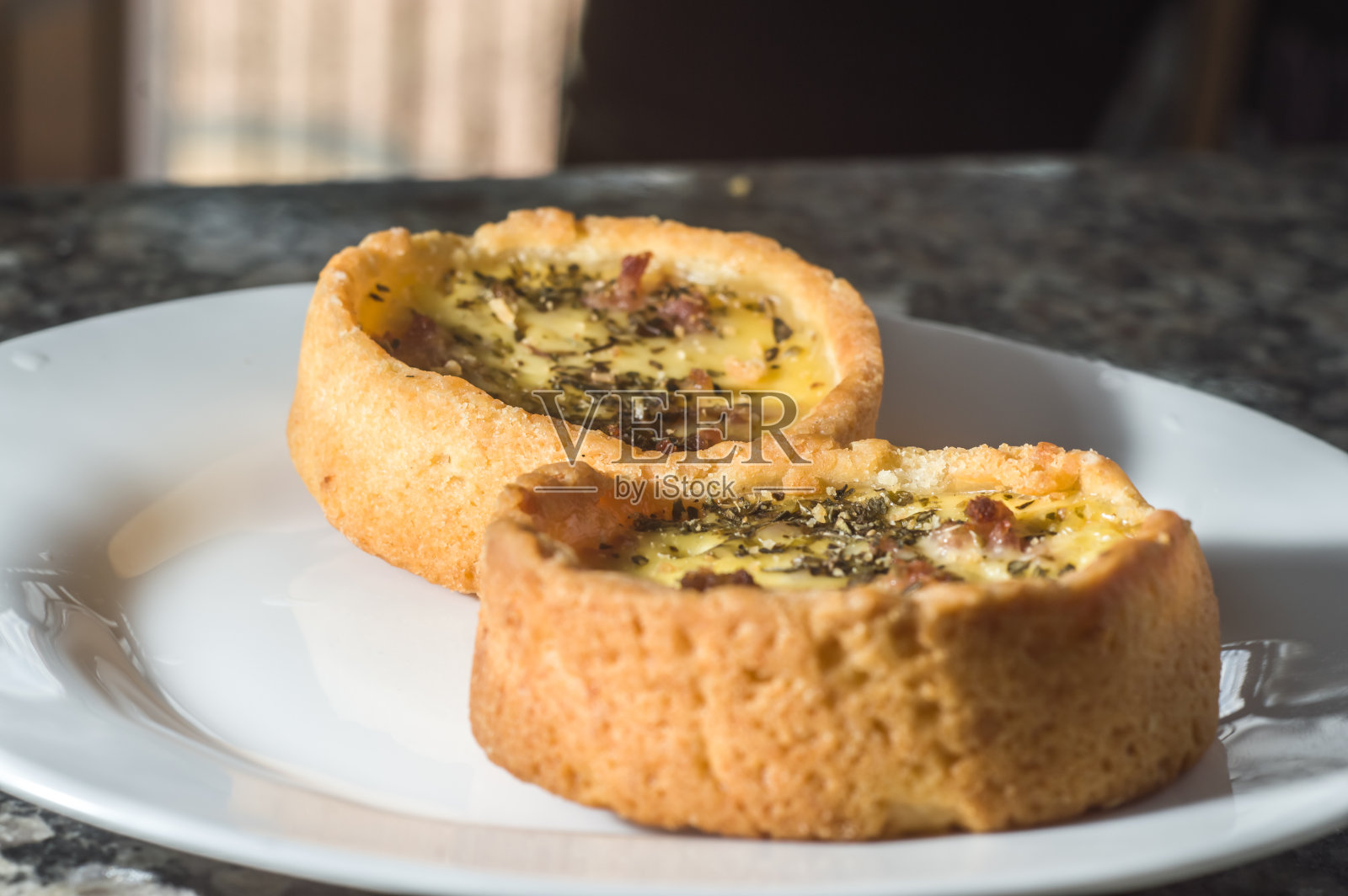 火腿芝士乳蛋饼配牛至照片摄影图片