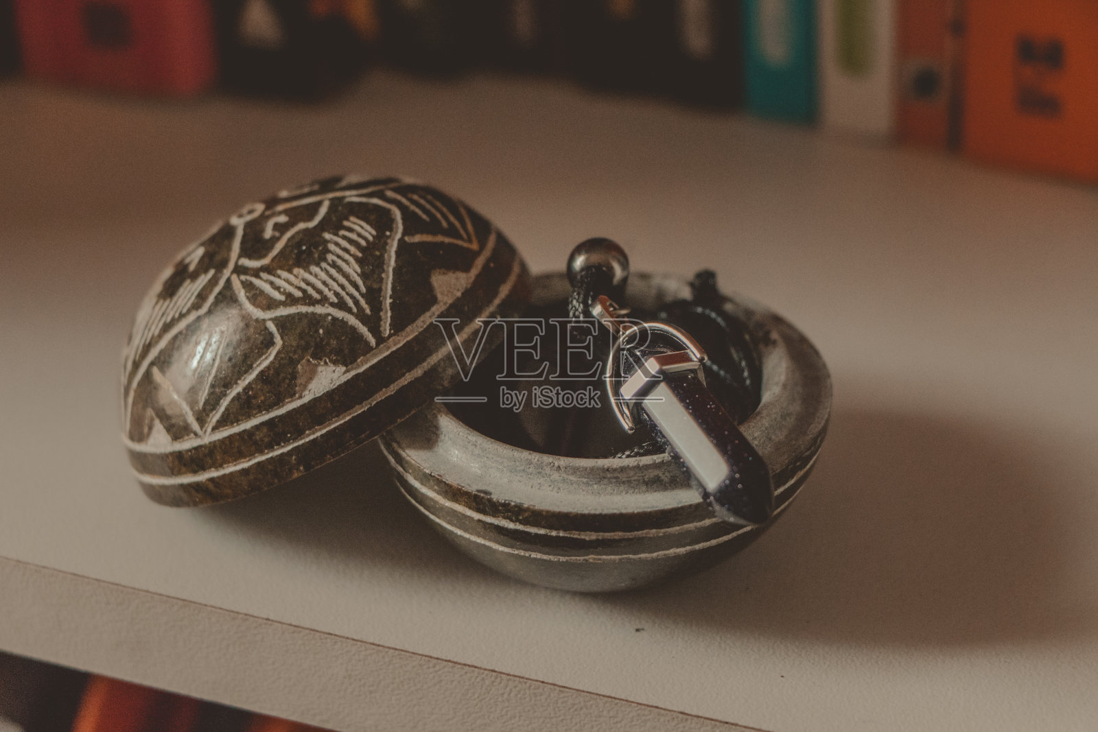 黑色宝石项链照片摄影图片