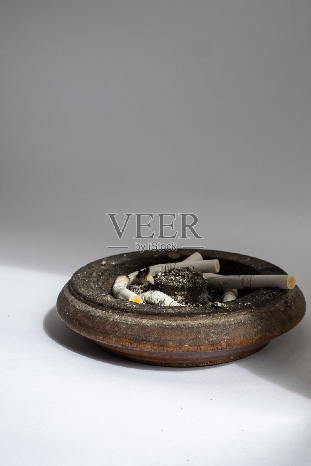 烟灰缸和烟头照片摄影图片