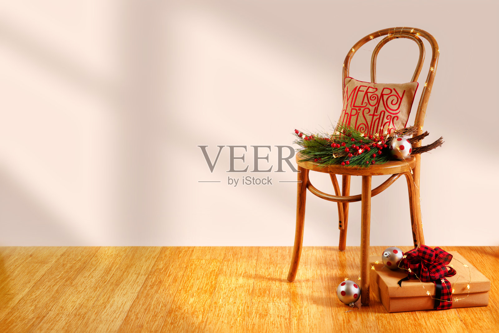 圣诞背景与弯曲的木椅对空白的墙壁背景。照片摄影图片