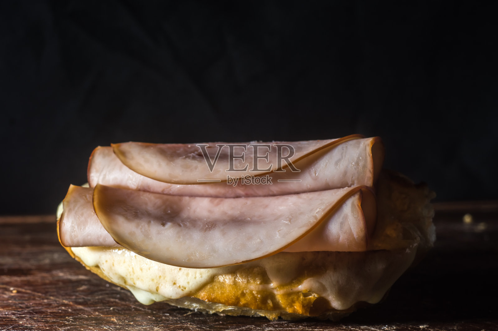 意式烤面包加奶酪和火鸡胸肉放在木板上照片摄影图片