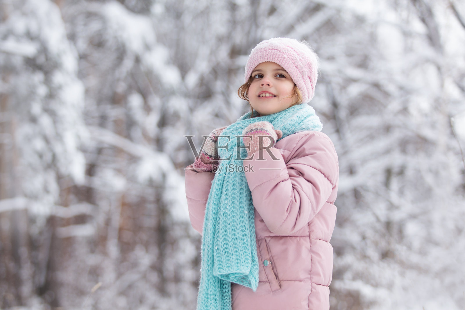 一个小女孩在冬天的森林里照片摄影图片