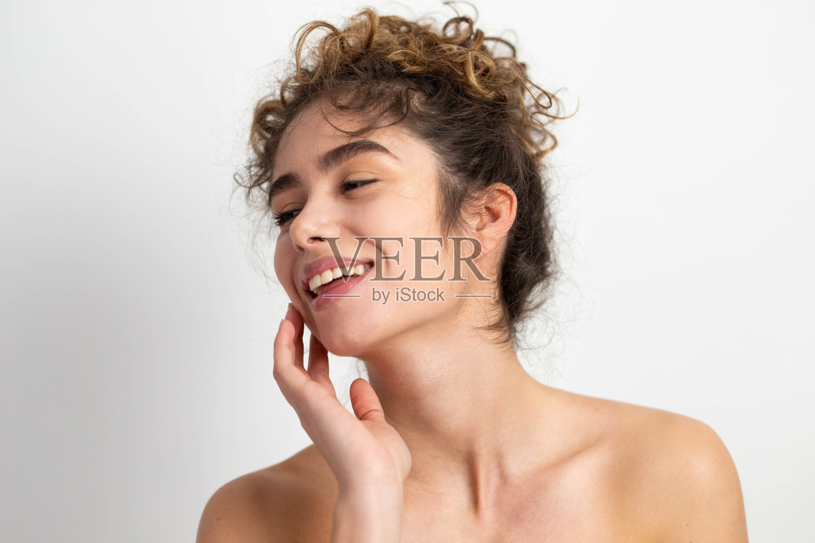 开朗微笑的年轻女子与完美光滑的皮肤，特写portret照片摄影图片