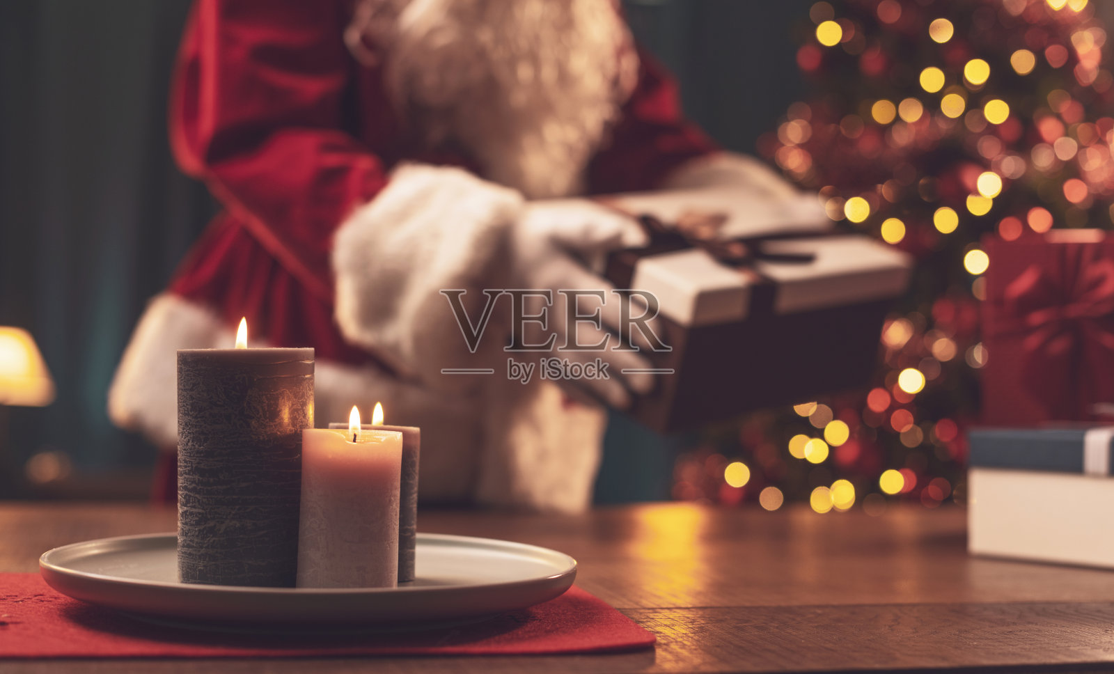 圣诞老人在平安夜带来礼物照片摄影图片