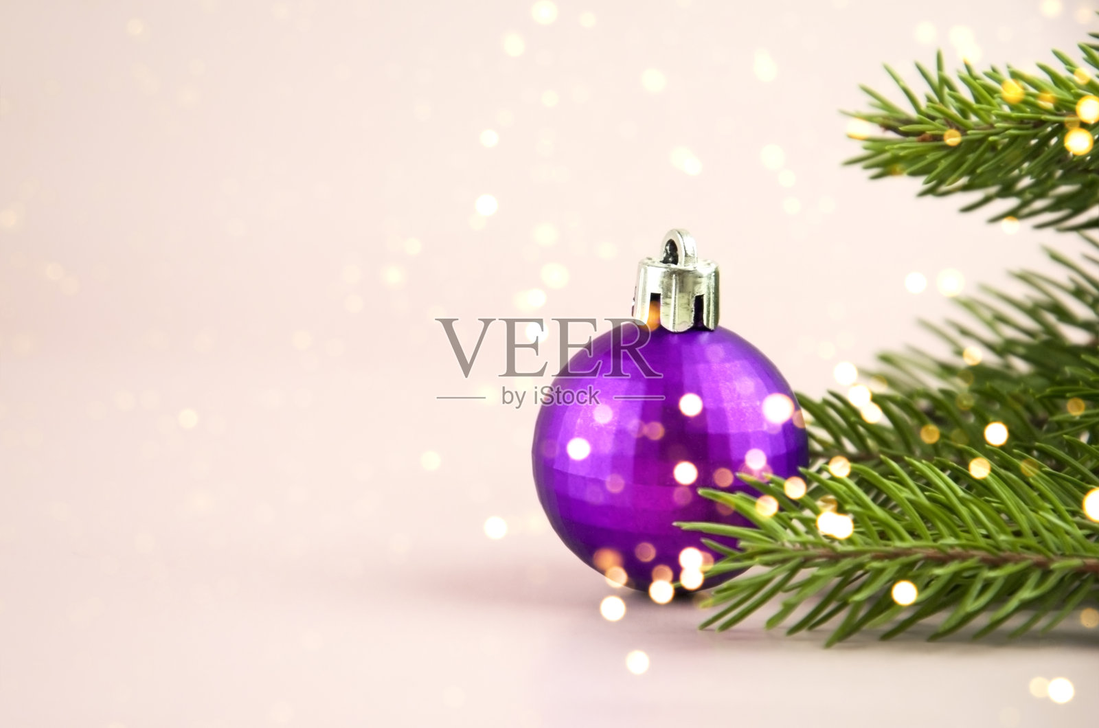 圣诞树装饰以冷杉树枝为背景照片摄影图片