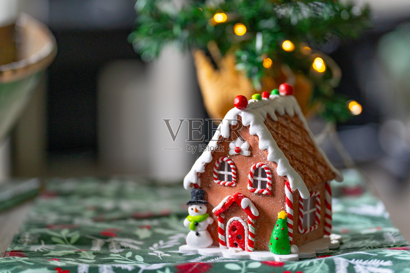 姜饼屋用雪人和圣诞树装饰圣诞节照片摄影图片