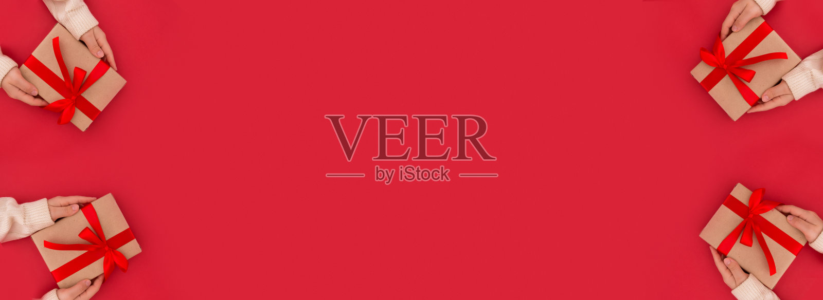 女性双手捧着一个红色背景的礼品盒，复制空间。礼物和礼物的概念。从以上观点。照片摄影图片