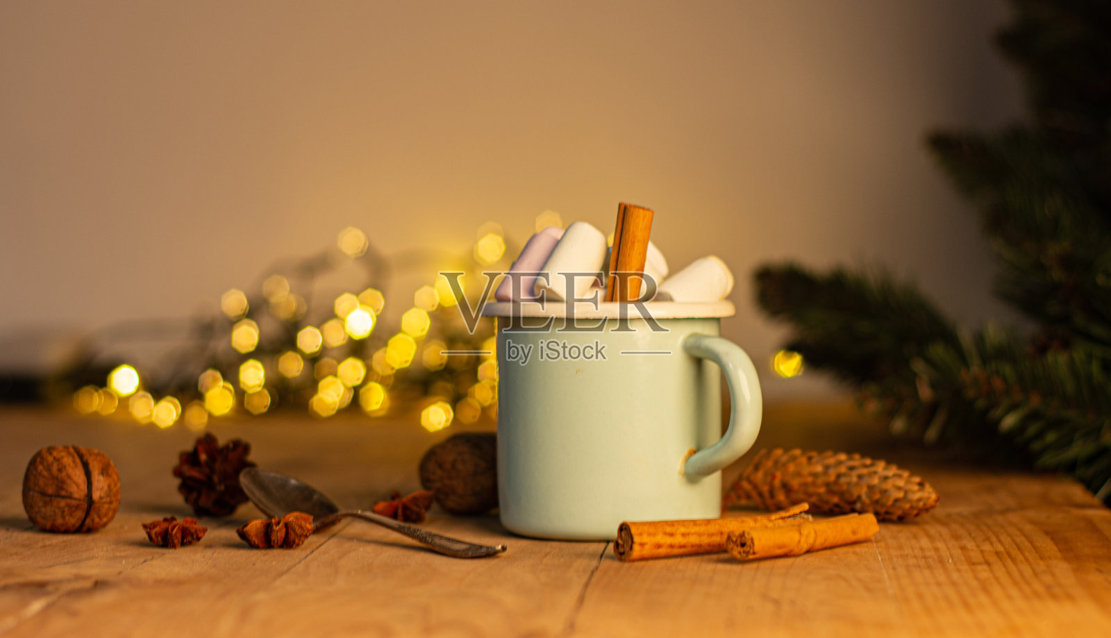 圣诞横幅与白杯热巧克力和棉花糖与肉桂棒和冷杉圣诞树枝美丽的花环灯。新年的庆祝活动。照片摄影图片