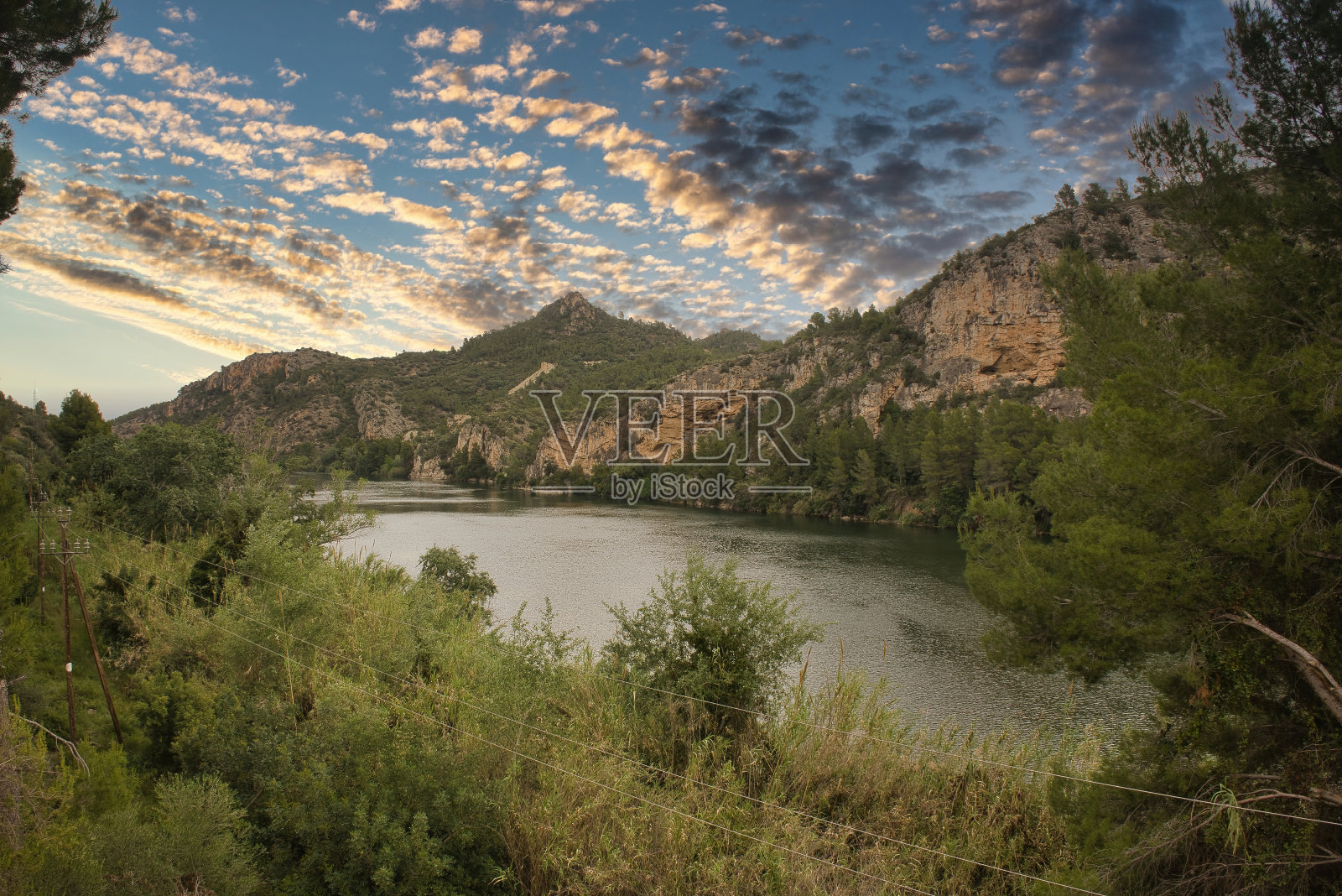 塔拉戈纳省埃布罗绿道沿途的景观照片摄影图片