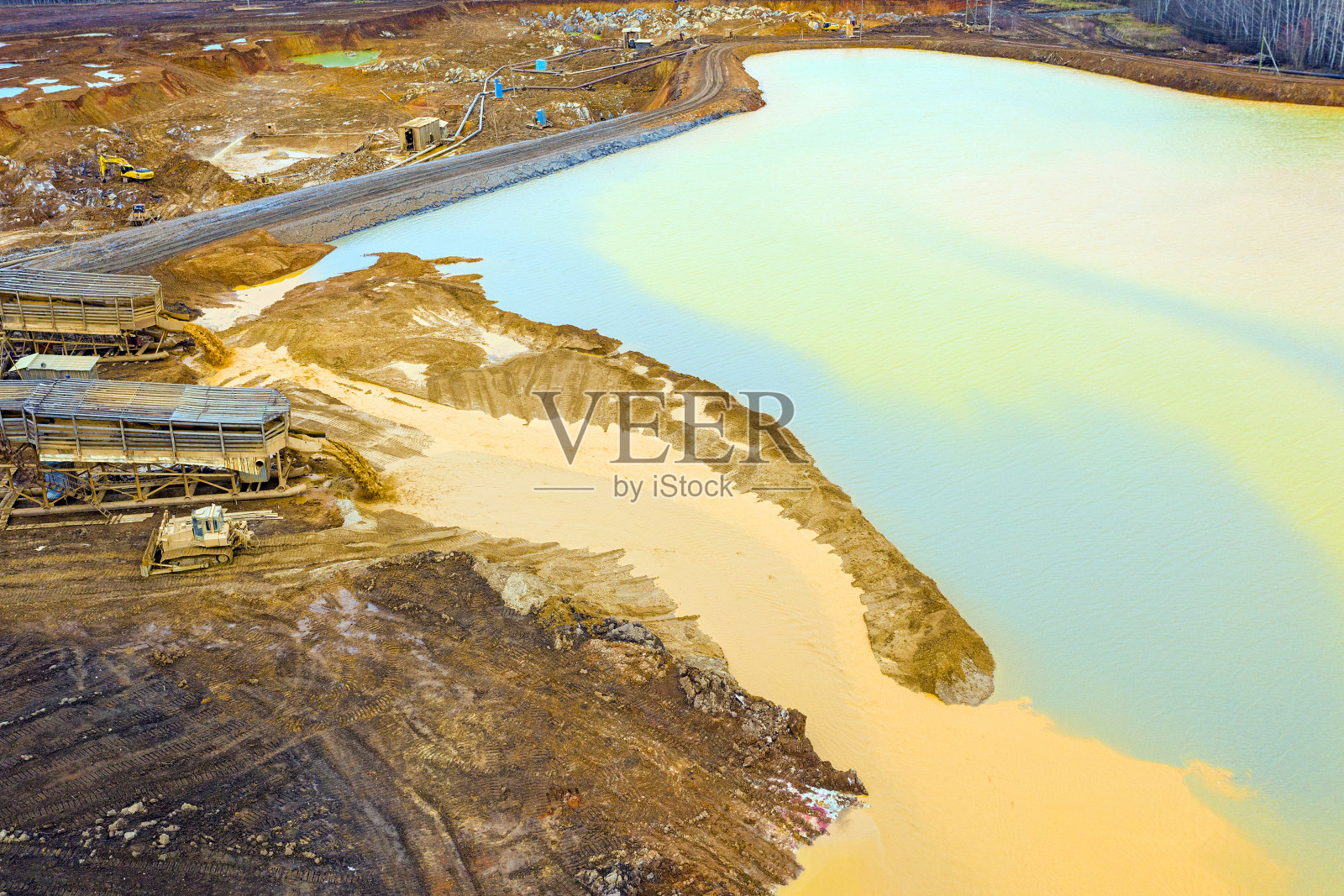 金矿开采。用旧挖泥船冲刷岩石环境污染照片摄影图片