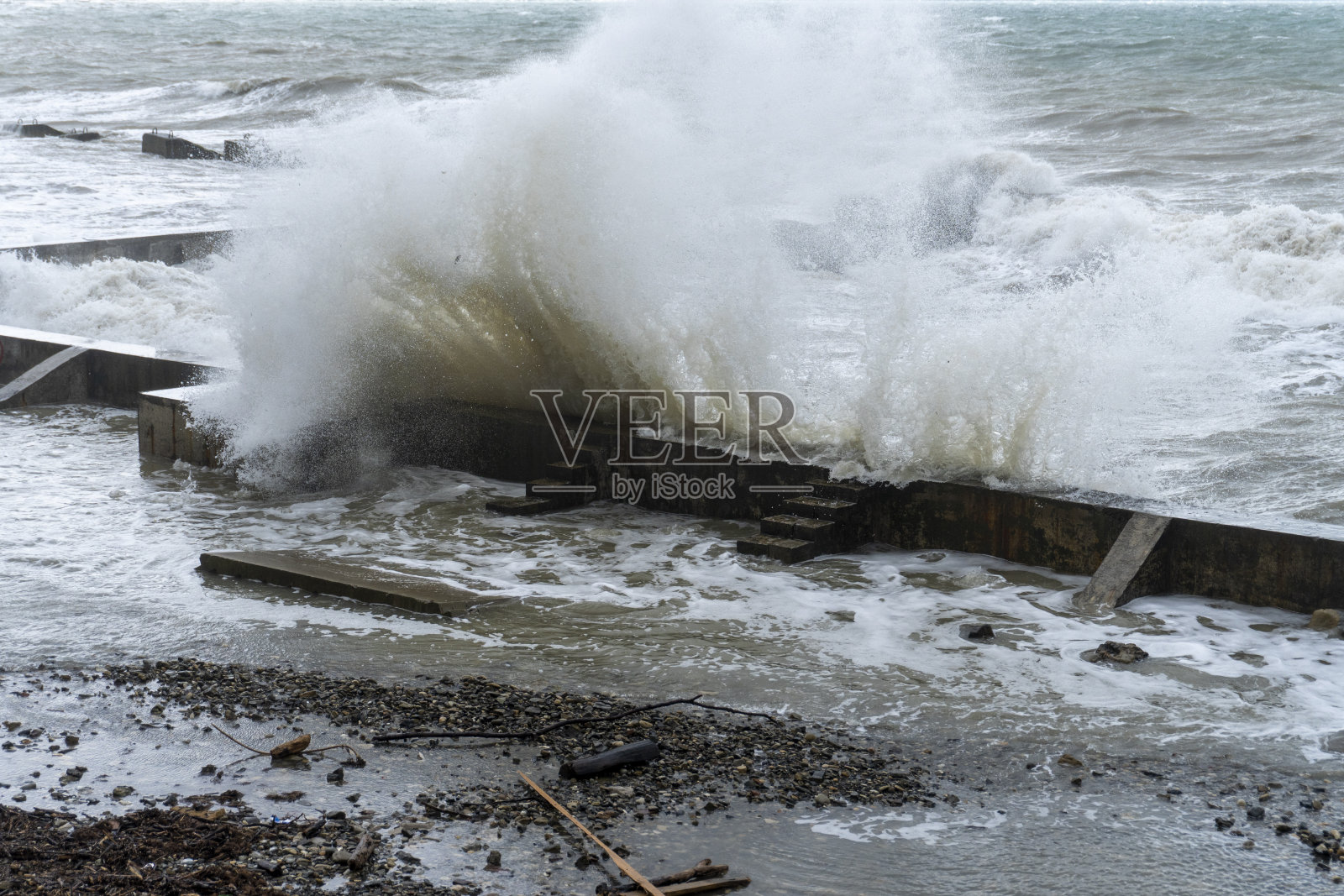 黑海上的风暴，海浪拍打着海岸，棕色的水照片摄影图片