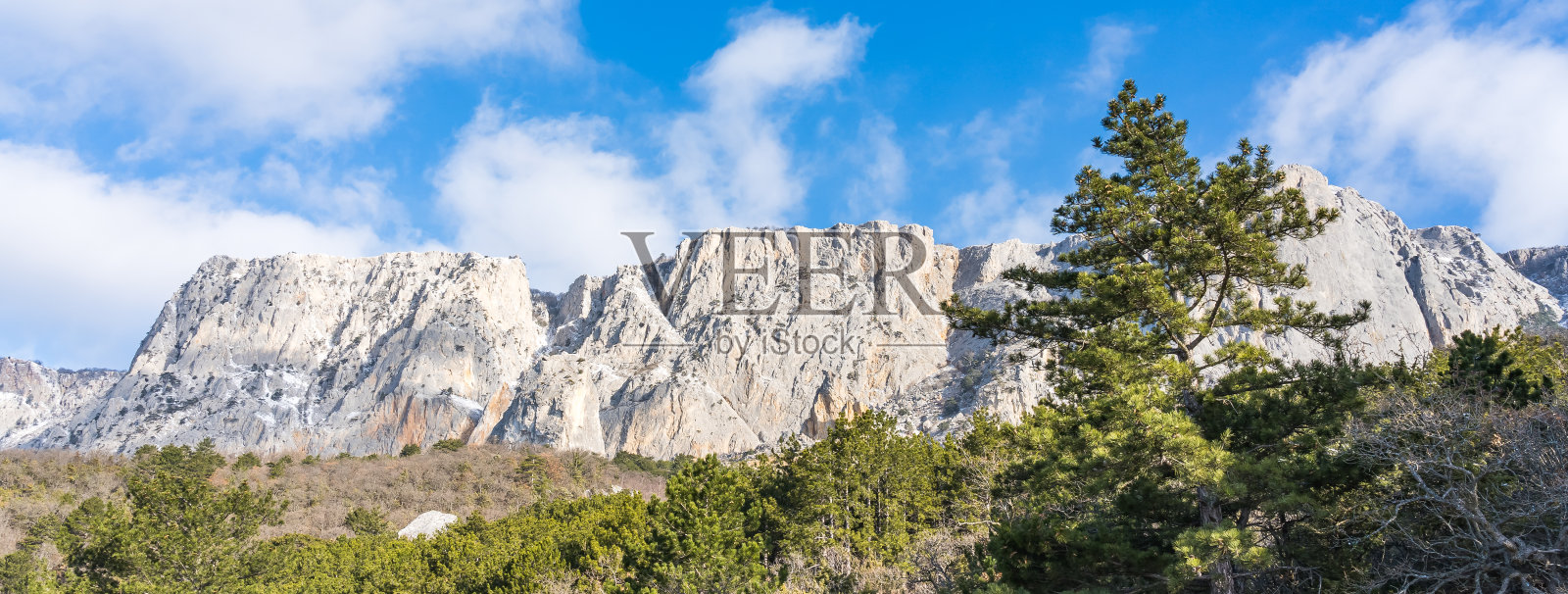 地平线上白色山脉的全景照片摄影图片