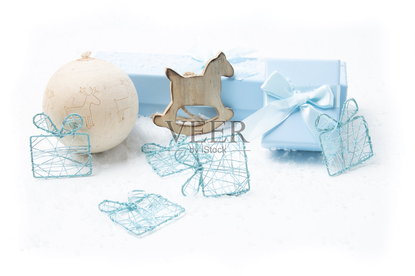 圣诞和新生儿的主题在白色的雪的背景照片摄影图片