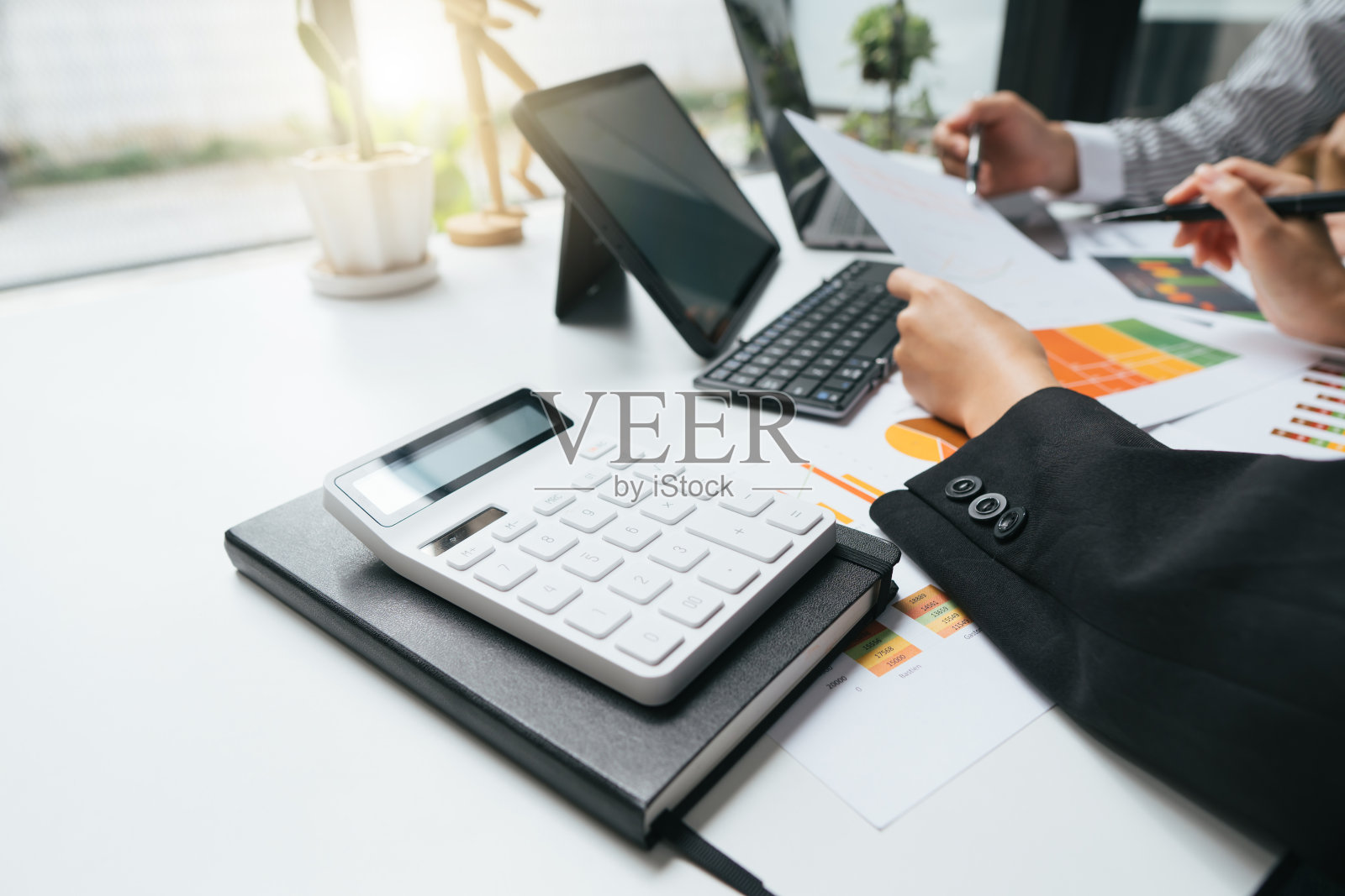 经营理念。商务人员讨论图表和图表显示了他们成功的团队合作的结果。照片摄影图片